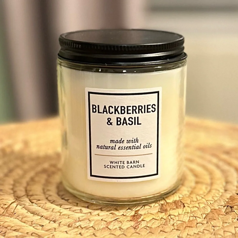 Bath & Body Works / White Barn Blackberries & Basil Single Wick 7oz Candle - Picture 1 of 2
